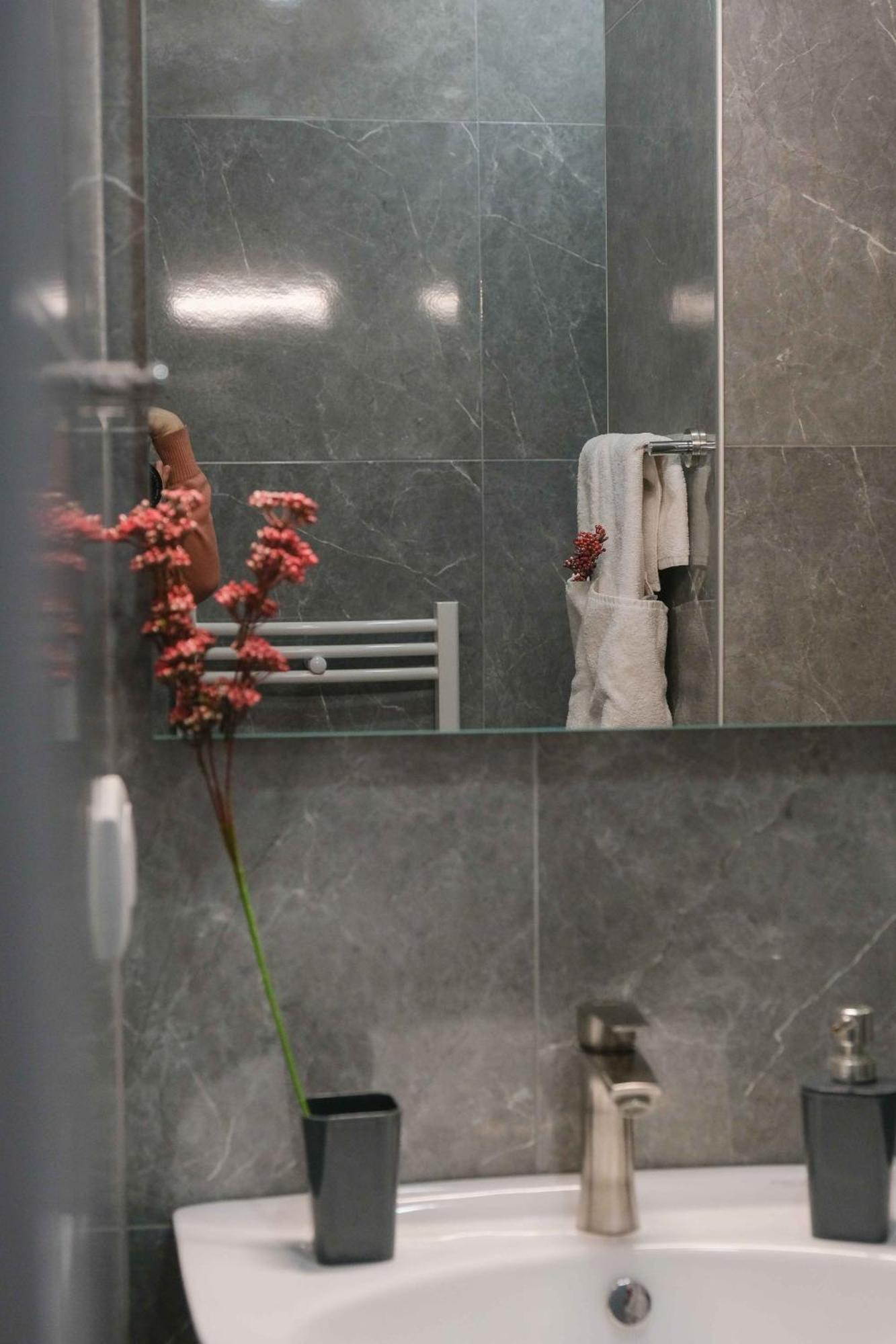 Round Garden Hotel Тбілісі Екстер'єр фото