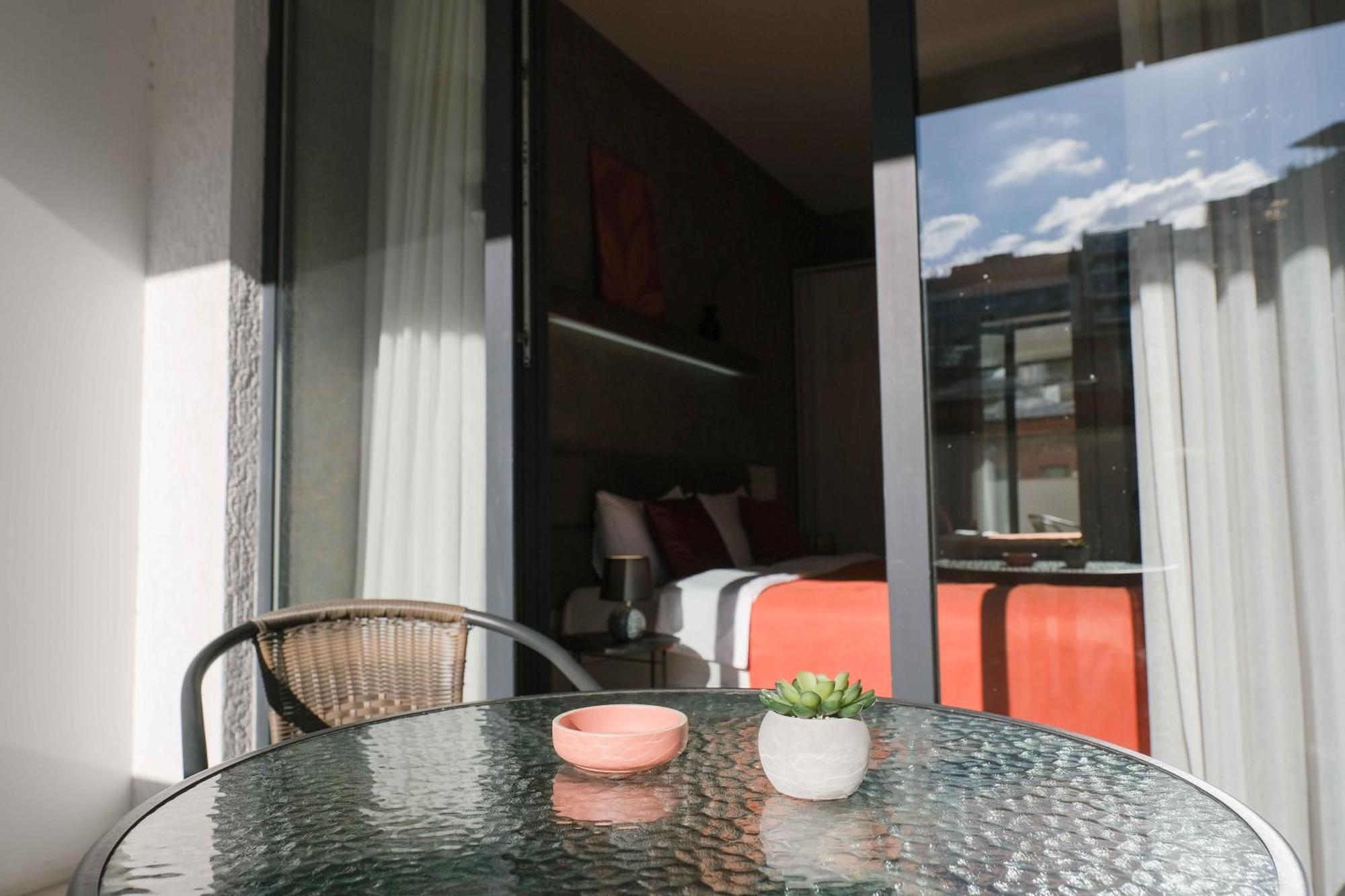 Round Garden Hotel Тбілісі Екстер'єр фото