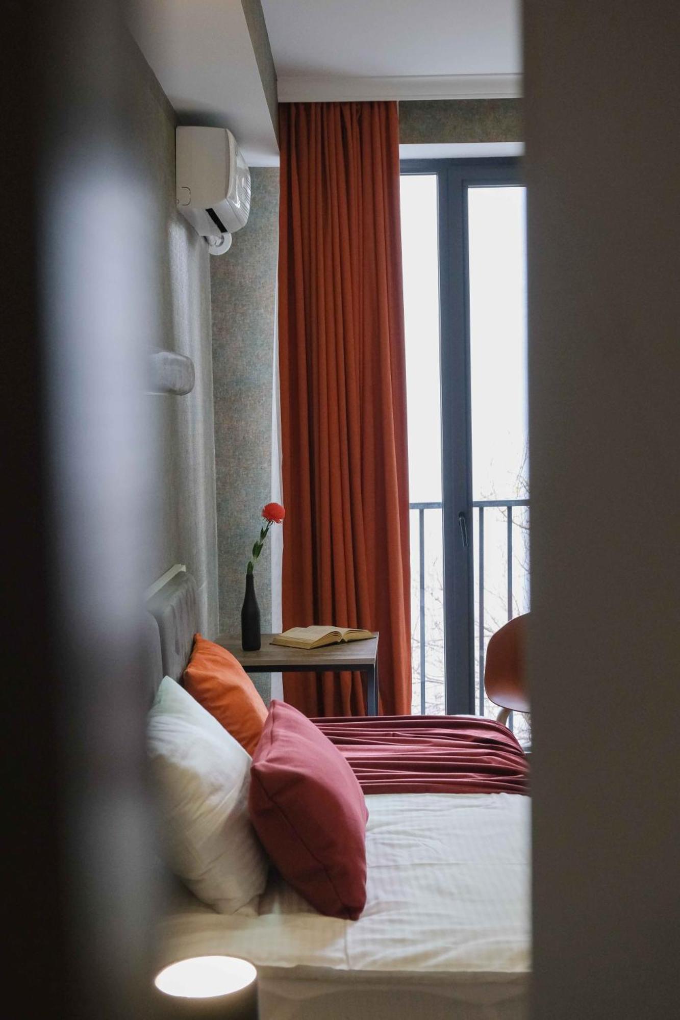 Round Garden Hotel Тбілісі Екстер'єр фото