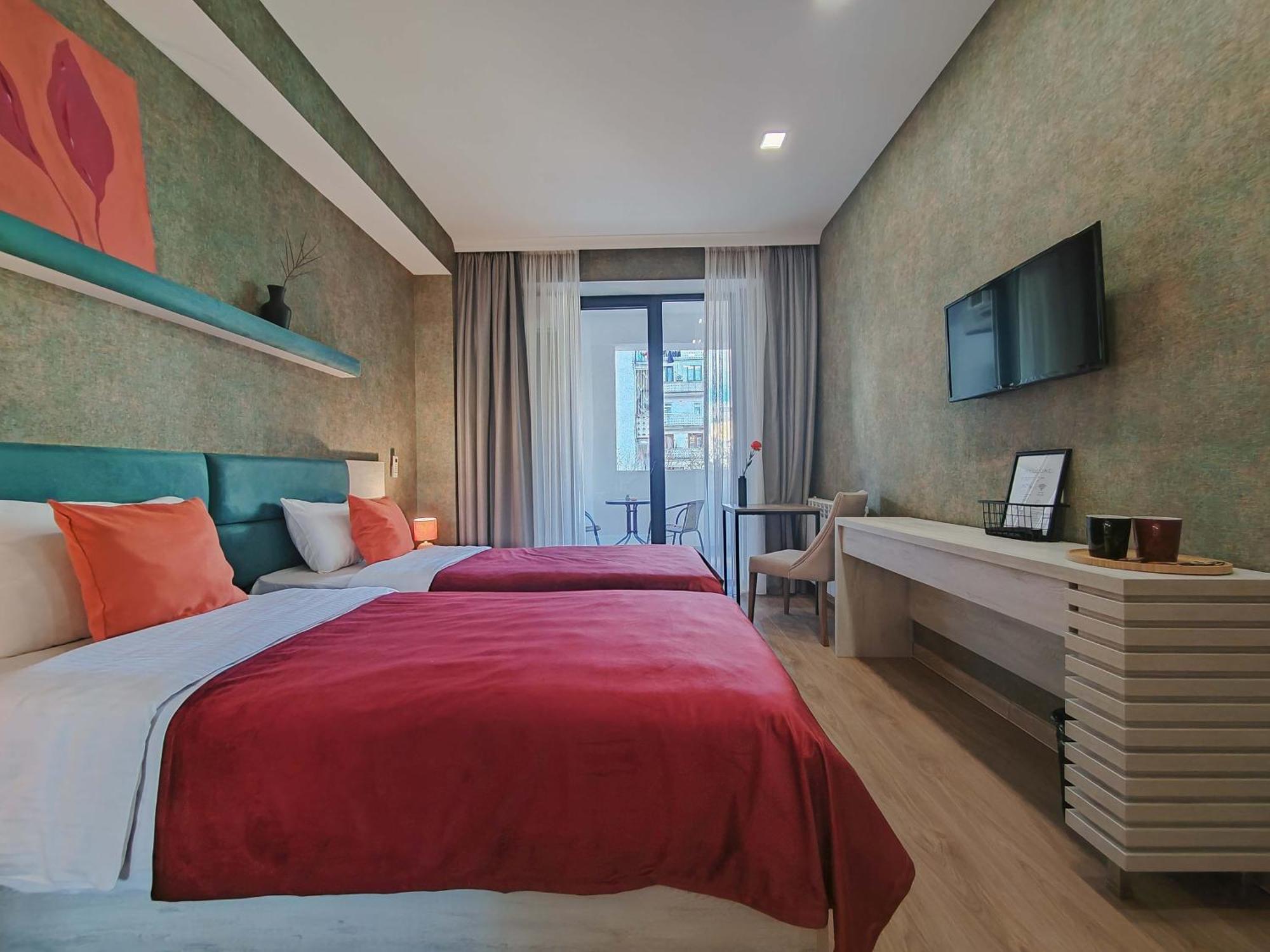 Round Garden Hotel Тбілісі Екстер'єр фото