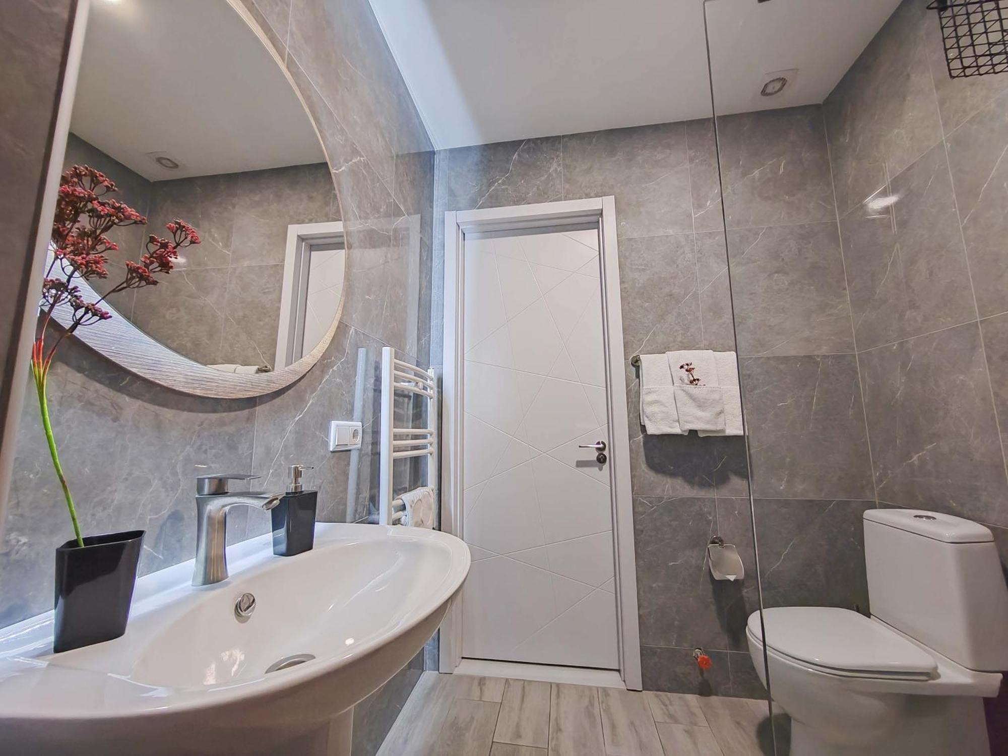 Round Garden Hotel Тбілісі Екстер'єр фото
