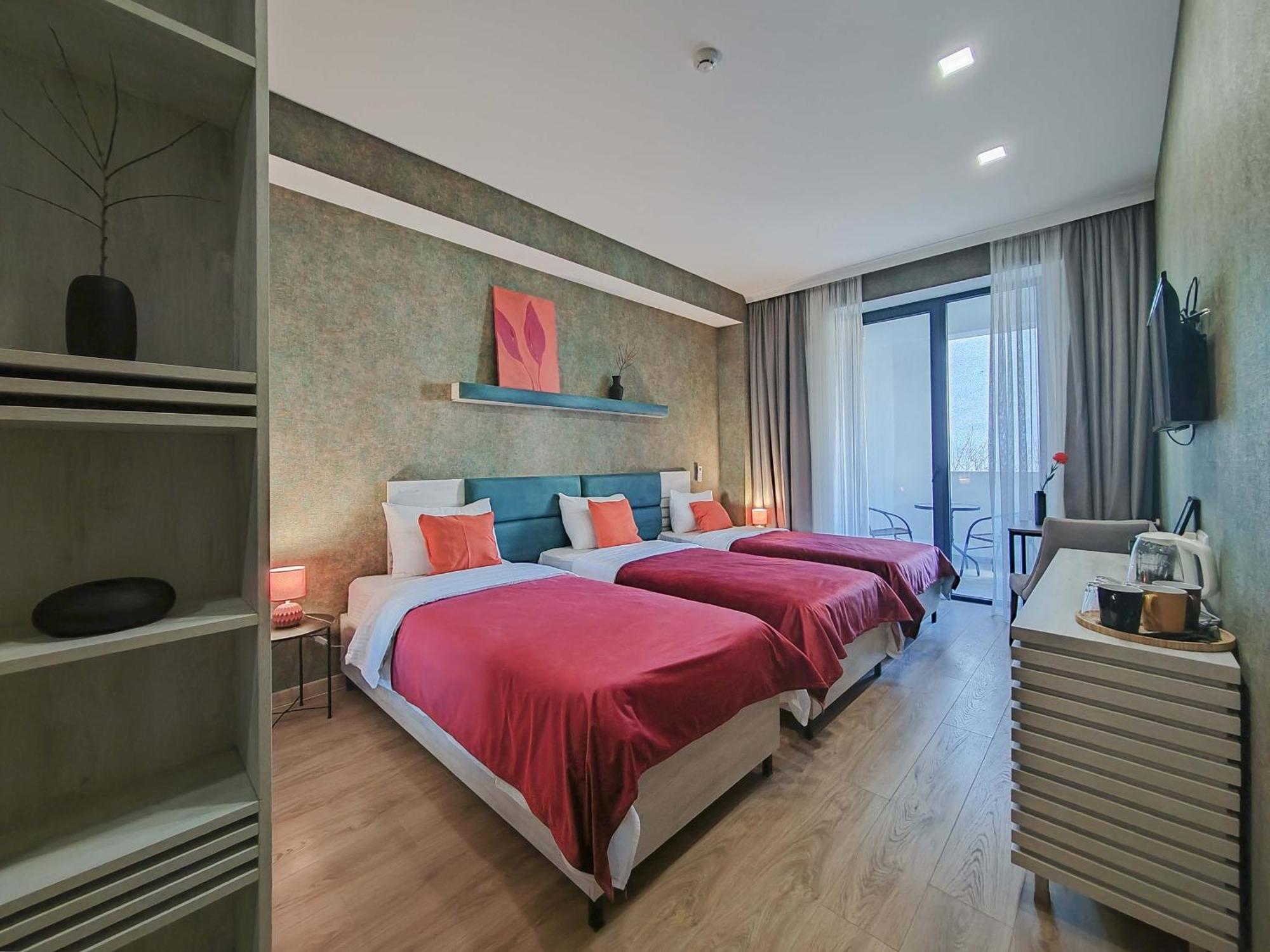Round Garden Hotel Тбілісі Екстер'єр фото